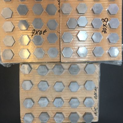 Ballistische Borkarbidfliesen mit individuellen Abmessungen, 2,52 g/cm3 Dichte und 3000-3300 HV Härte für hochwertigen Keramikschutz